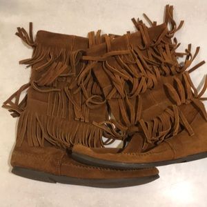 Minnetonka Calf Hi 3-Layer Fringe Boot